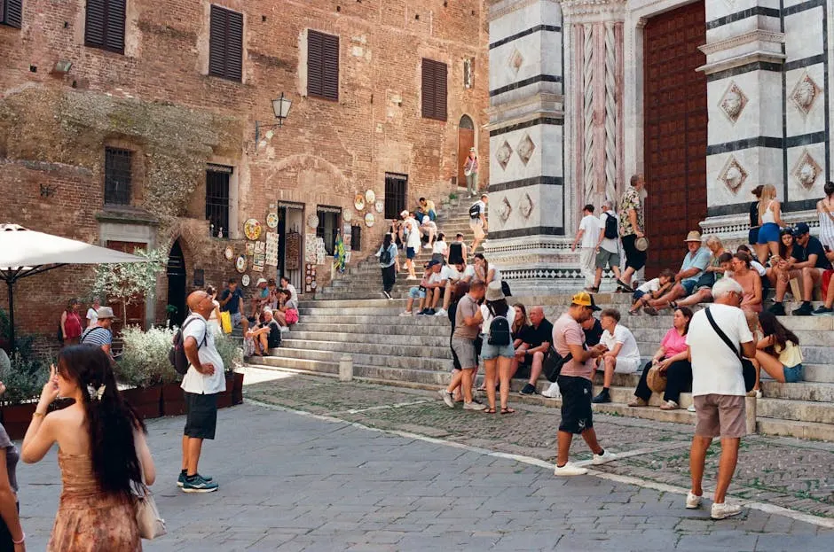Vista panoramica del Duomo di Pietrasanta e della piazza circostante.